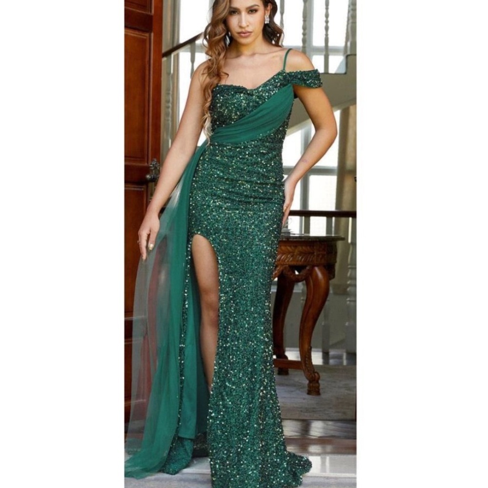 NWT Elegant Green Sequin Evening Gown (8/10 Size)
